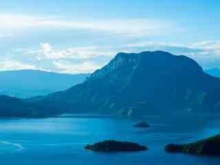 蓝色泸沽湖唯美风景桌面壁纸
