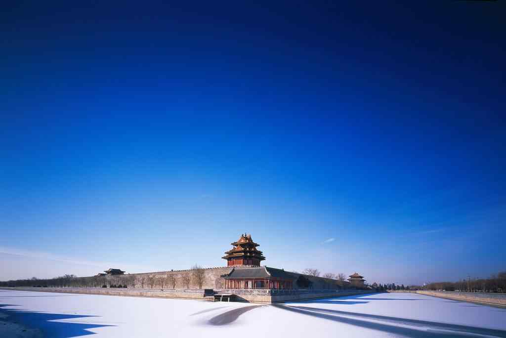 蔚蓝天空下的北京故宫角楼