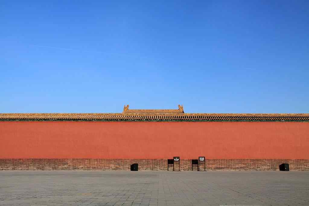 蓝天下的北京故宫红墙