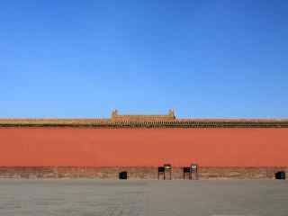蓝天下的北京故宫红墙