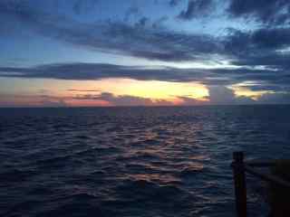 清晨阳光下的大海风景壁纸