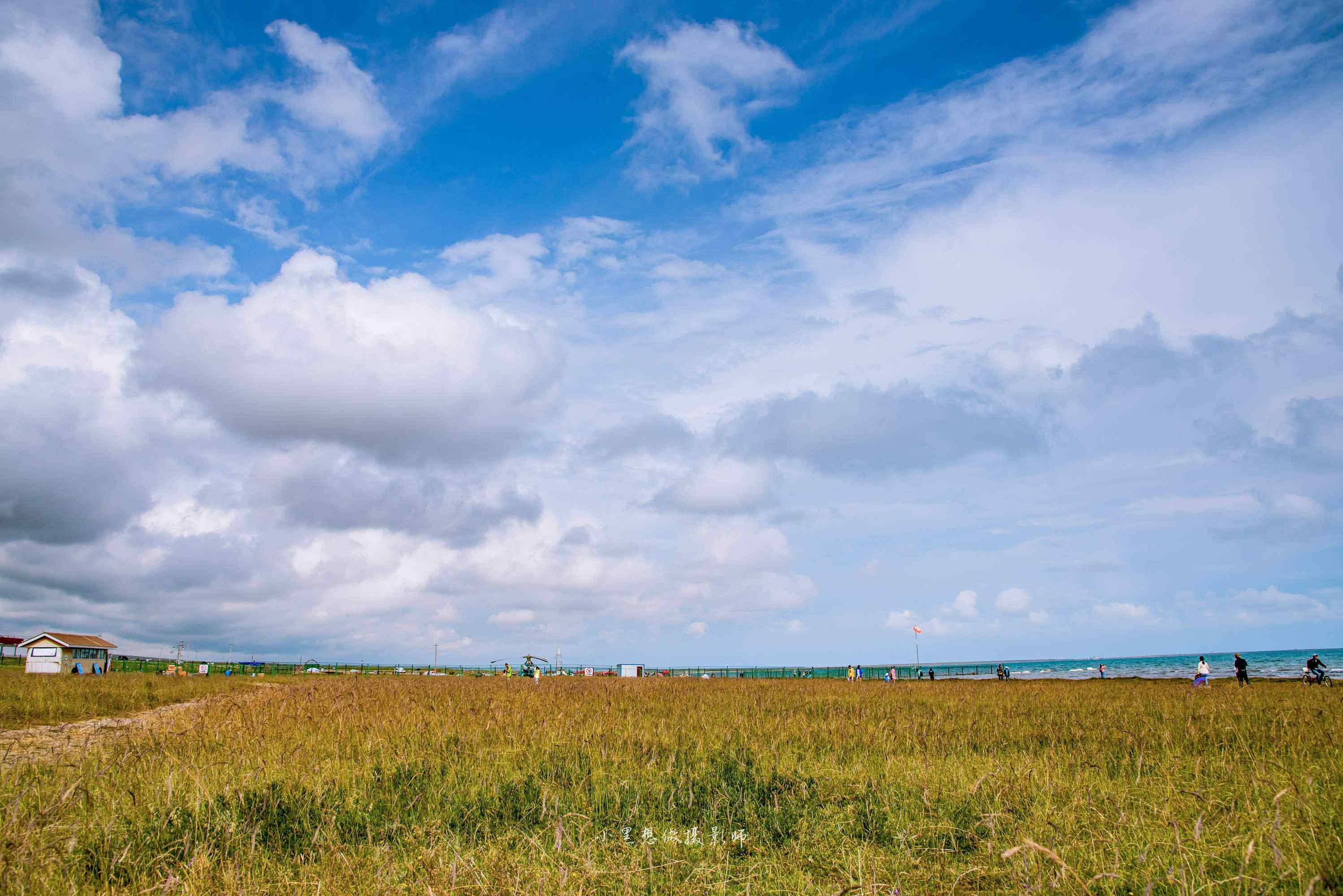 青海湖蔚蓝天空的风景壁纸