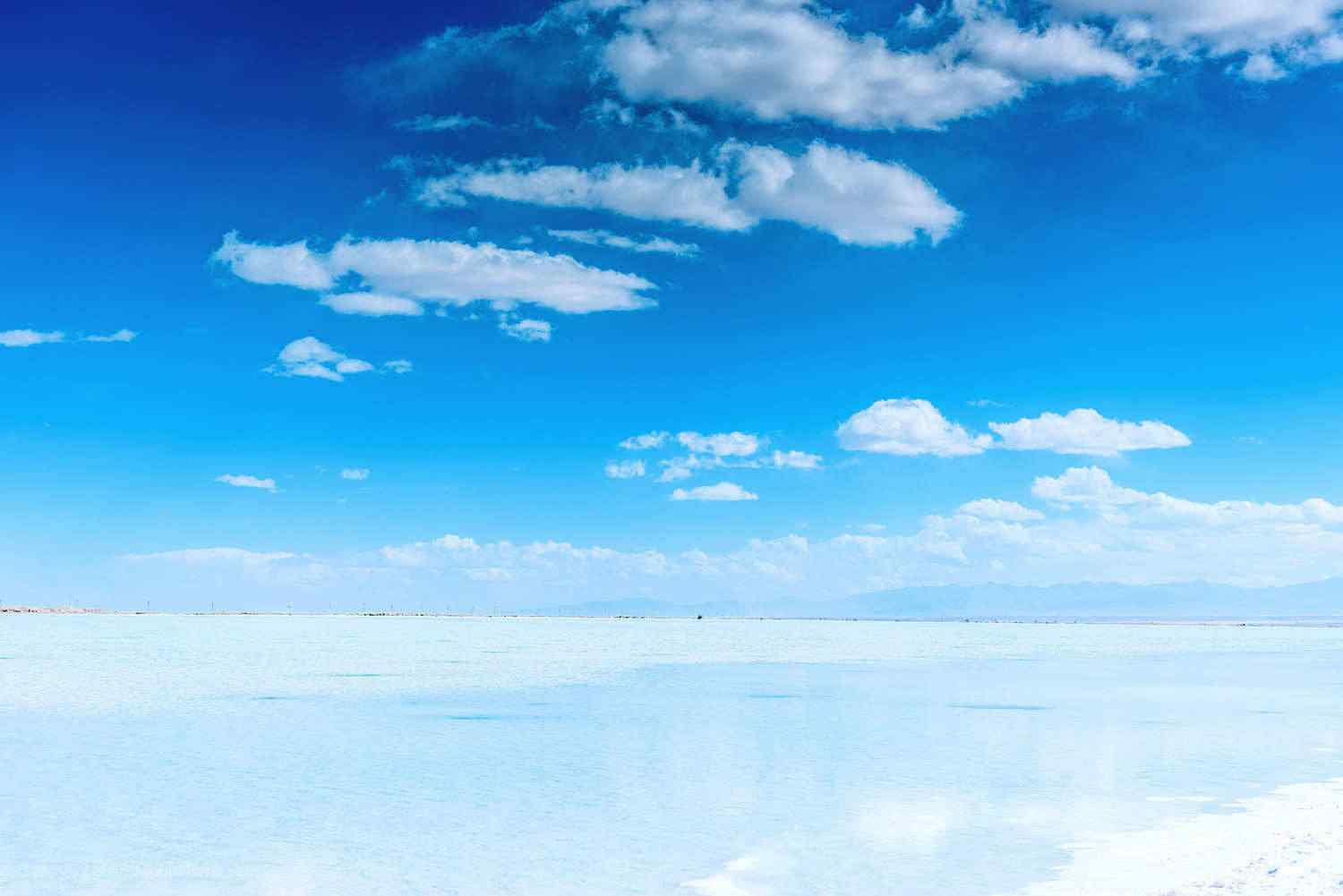 青海湖上的唯美蓝天风景壁纸