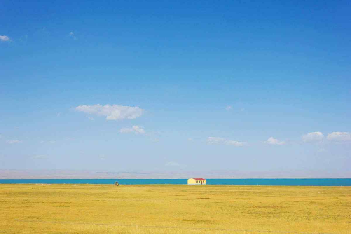 蓝天下的青海湖唯美桌面壁纸
