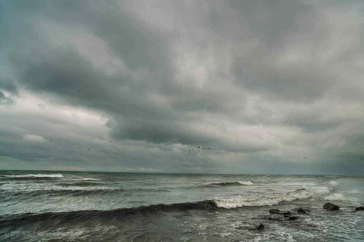 乌云之下的青海湖风景壁纸