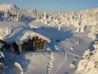 雪地山林中小木屋风景壁纸