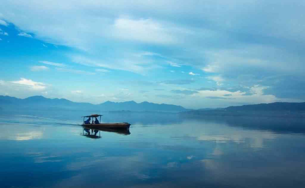 唯美的蓝色西湖风景桌面壁纸