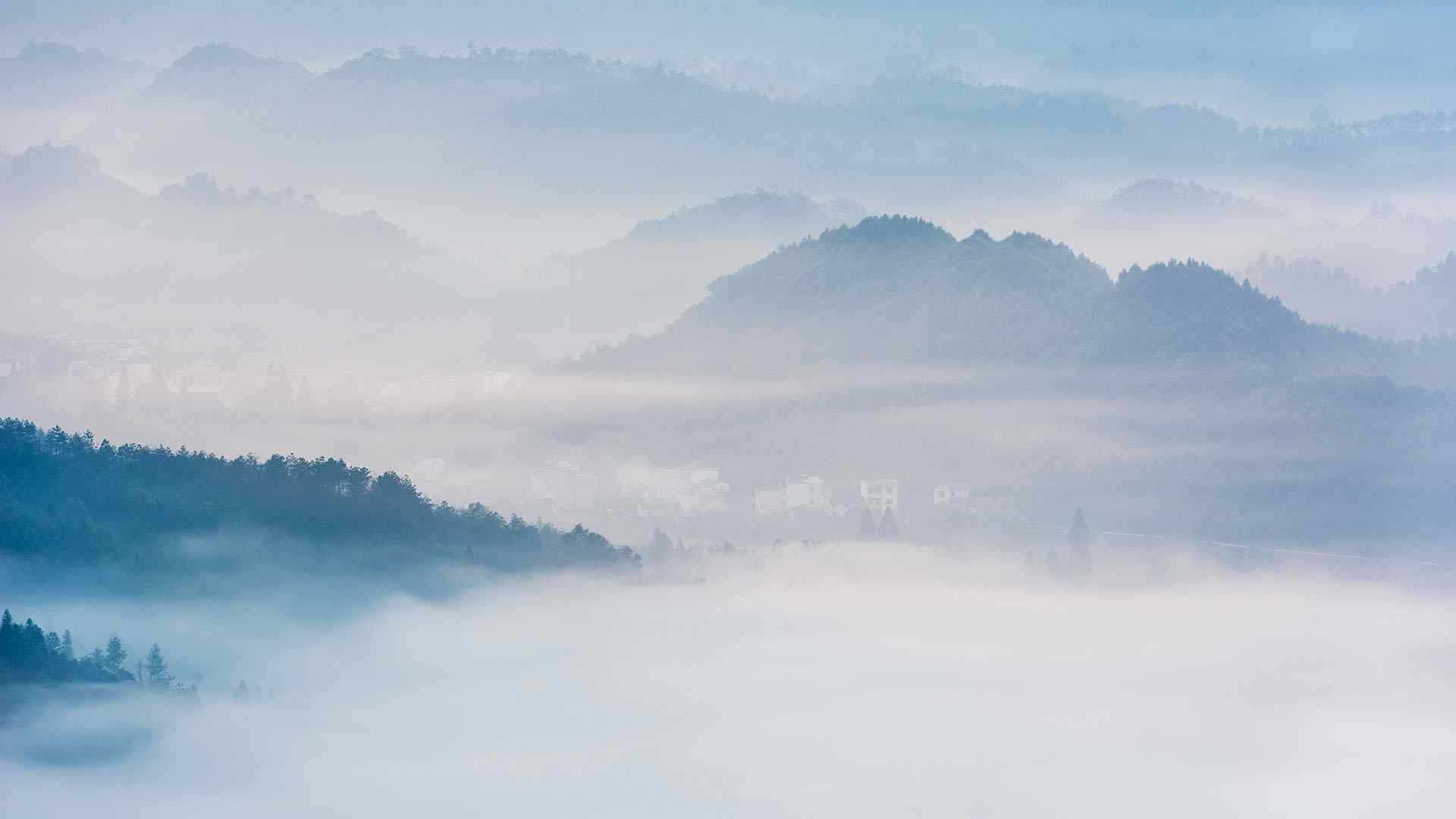 雾中小镇山水风景壁纸图片
