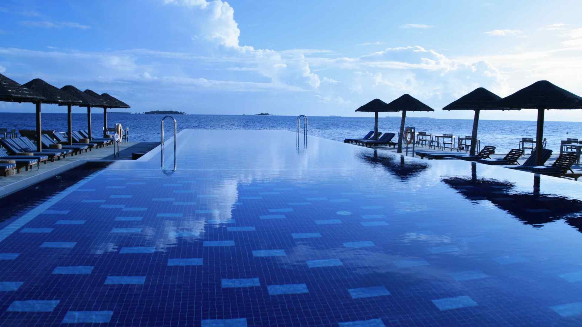 马尔代夫度假区海边泳池高清壁纸