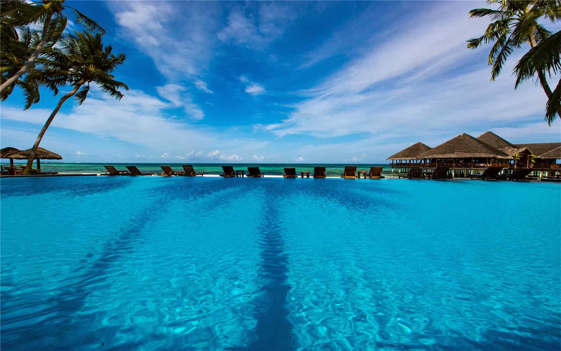 马尔代夫海边泳池高清壁纸