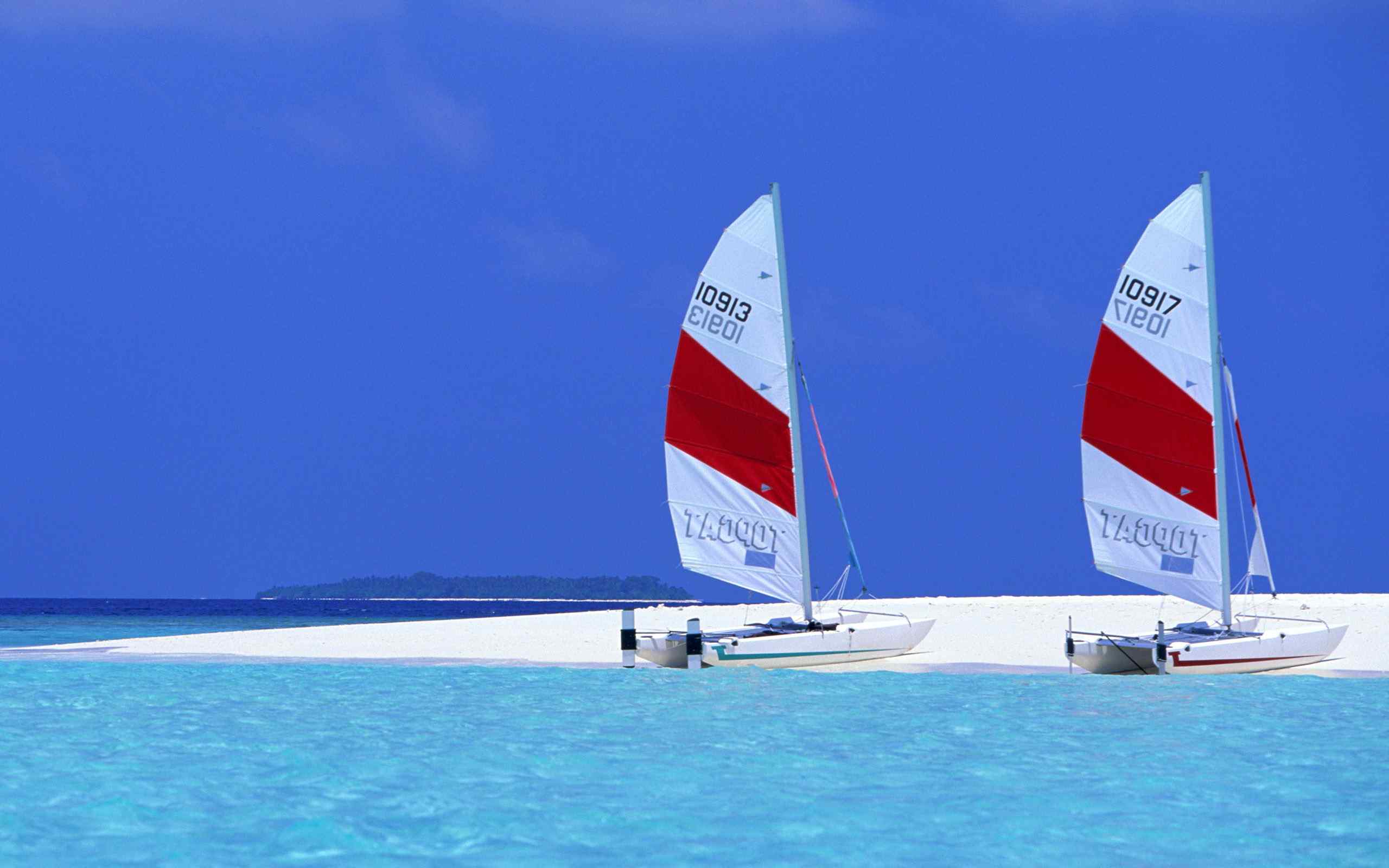 马尔代夫海滩上的帆船高清壁纸