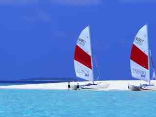 马尔代夫海滩上的帆船高清壁纸
