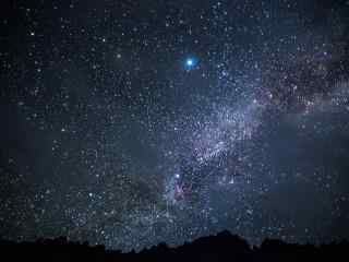 夜晚星空下的银河桌面壁纸