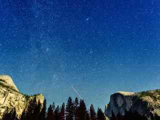 唯美的山中夜晚星空桌面壁纸