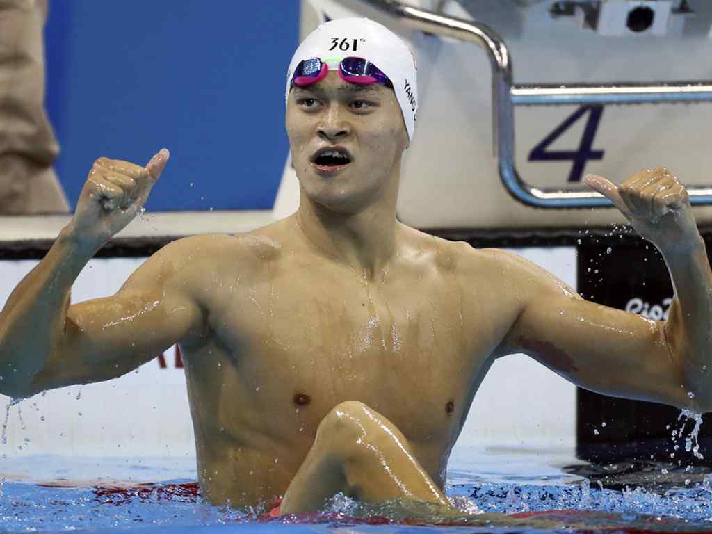 奥运冠军孙杨自由泳夺金欢呼桌面壁纸