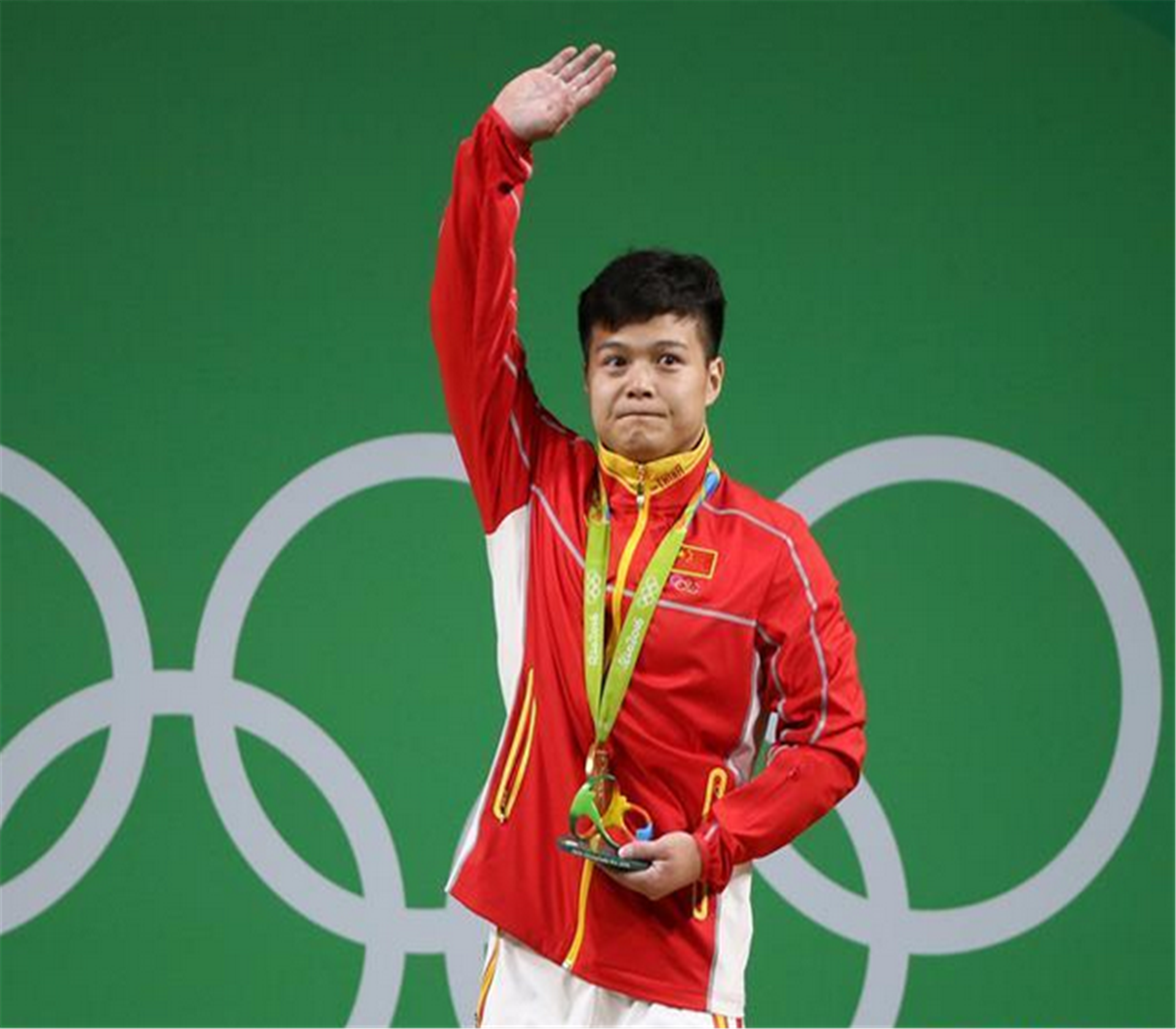 里约奥运会男子举重冠军领奖龙清泉桌面图片
