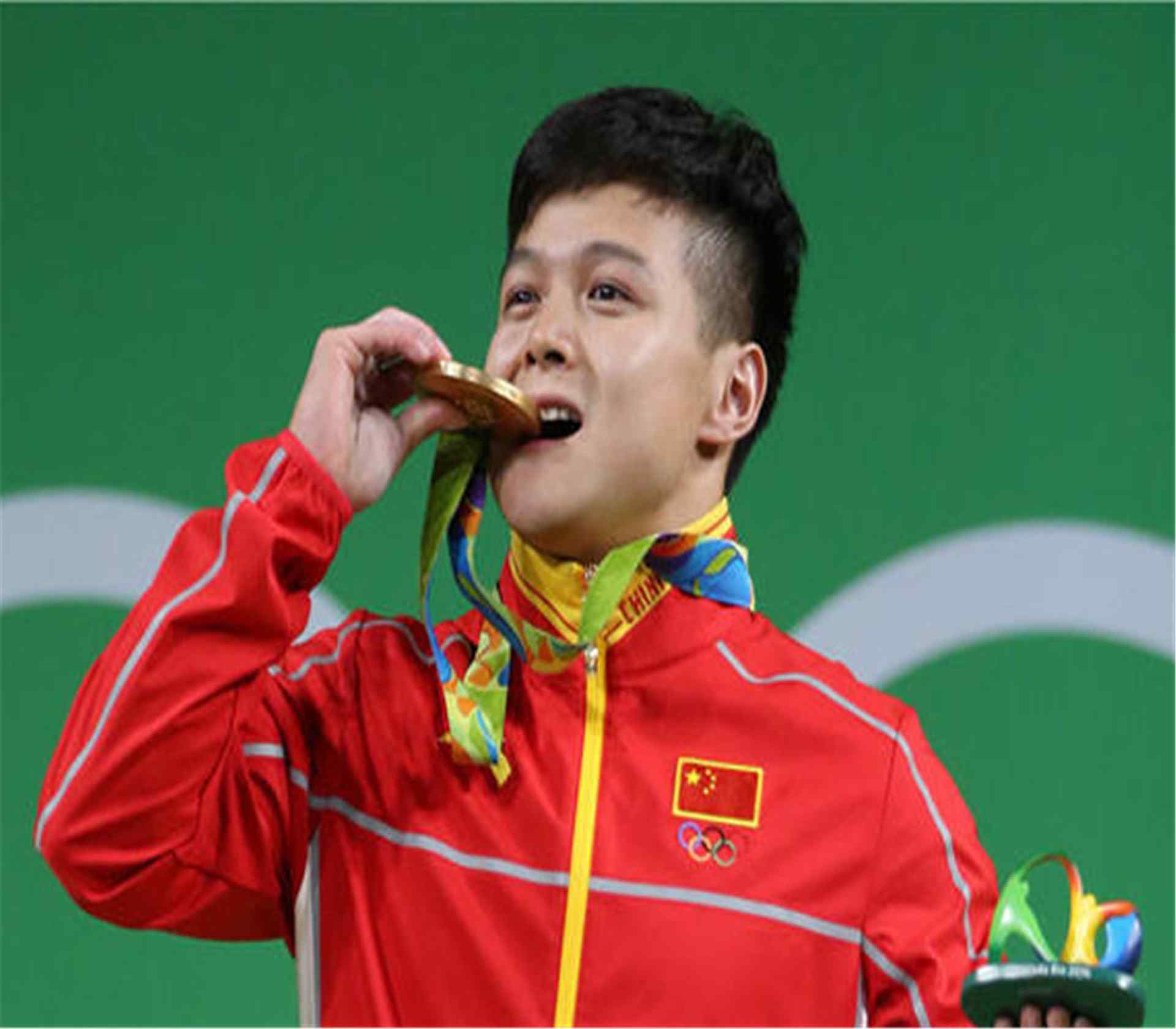 里约奥运会56公斤级龙清泉破纪录领奖图片