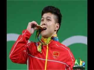 里约奥运会56公斤级龙清泉破纪录领奖图片