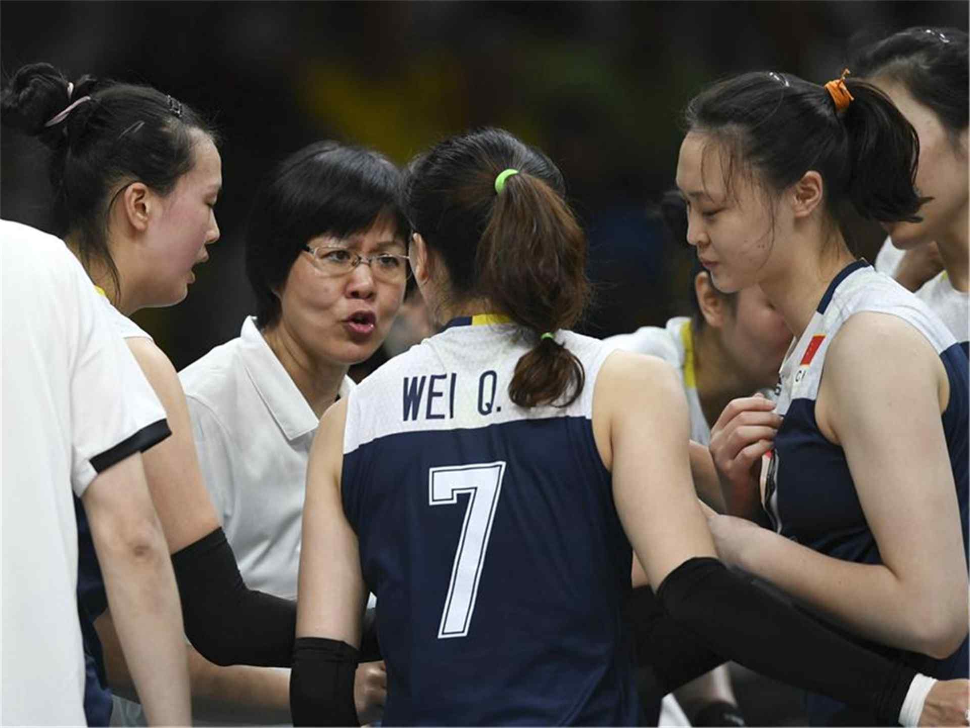 2016里约奥运中国女排教练比赛场上开会桌面壁纸