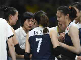 2016里约奥运中国女排教练比赛场上开会桌面壁纸