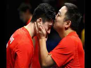 2016里约奥运会乒乓教练亲吻马龙图片桌面壁纸