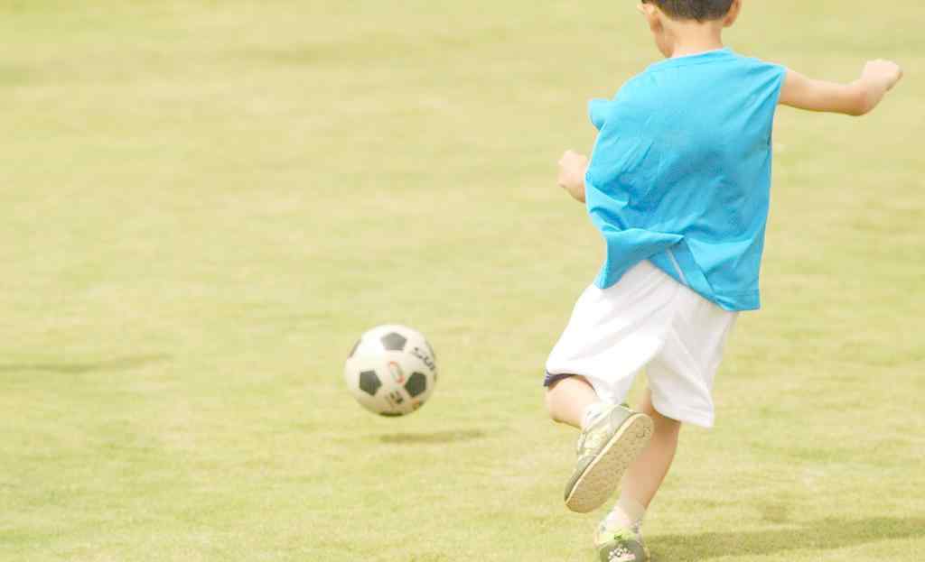 踢足球的小男孩背影图