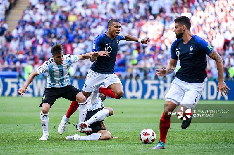 2018世界杯法国队对阵阿根廷比赛图片