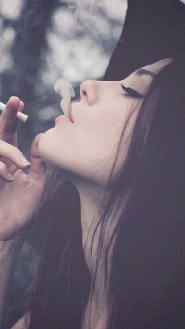 抽烟伤感图片女生流泪图片