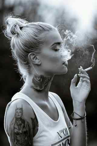 美女纹身 霸气抽烟图片